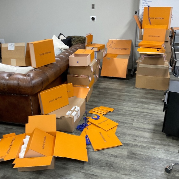 Louis Vuitton - Picture 1 of 1